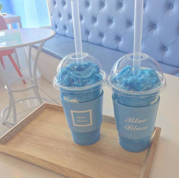 韩国Blue Blues咖啡馆的蓝天奶昔，人人都爱举着拍照