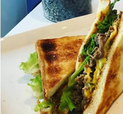 韩国Blue Blues咖啡馆的蓝天奶昔，人人都爱举着拍照