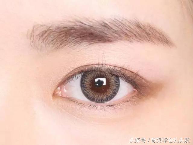 不会编发这样扎简单清新日常发型,妈妈民国风编发发型显年轻