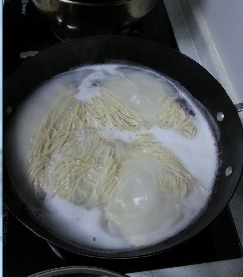 西红柿鸡蛋面做法视频王刚,西红柿菠菜鸡蛋面家常做法