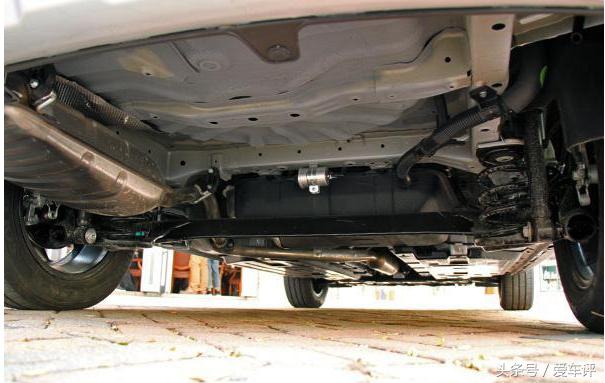 底盘装甲和发动机护板哪个有必要,汽车有底盘护板还用喷底盘装甲吗
