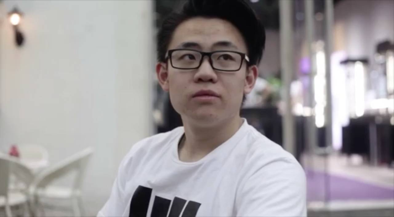 给女生选择最好看的球鞋 (男生帮女生穿什么球鞋)