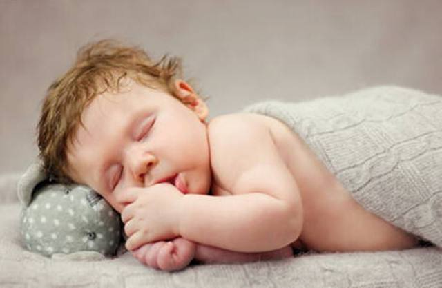 宝宝头部爱出汗怎么回事,宝宝头部出汗特别多是缺锌吗