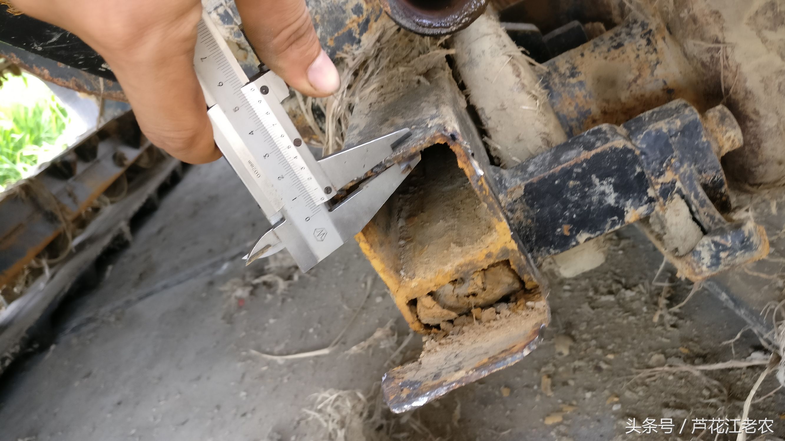 福田玉米收割机大轮改履带,福田gr70履带收割机