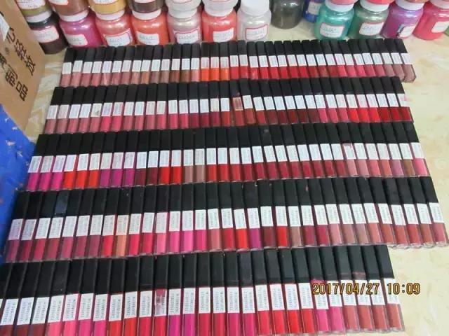 你往嘴上涂的资生堂、NARS、伊蒂之屋可能是假的!制作过程看吐了