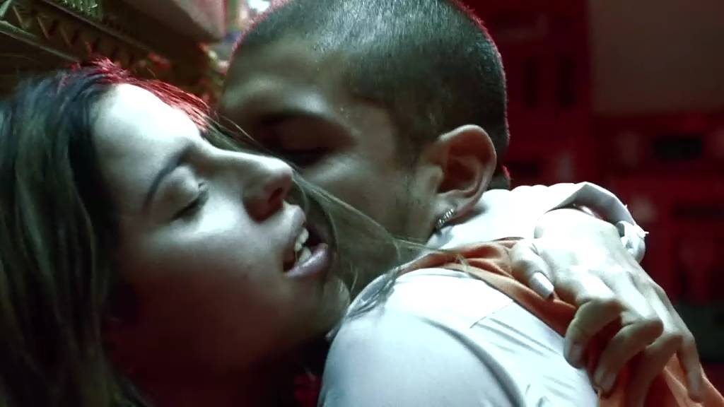 这片，港版叫《狗男女的爱》，豆瓣8.2，拍的确实“牛”！