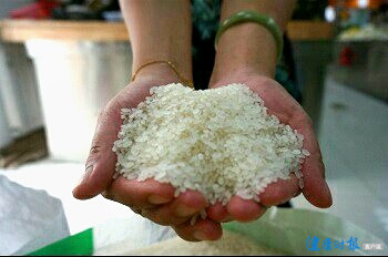 千万别让孩子碰高温照明灯,危险这种灯别随便用小心灼伤眼睛