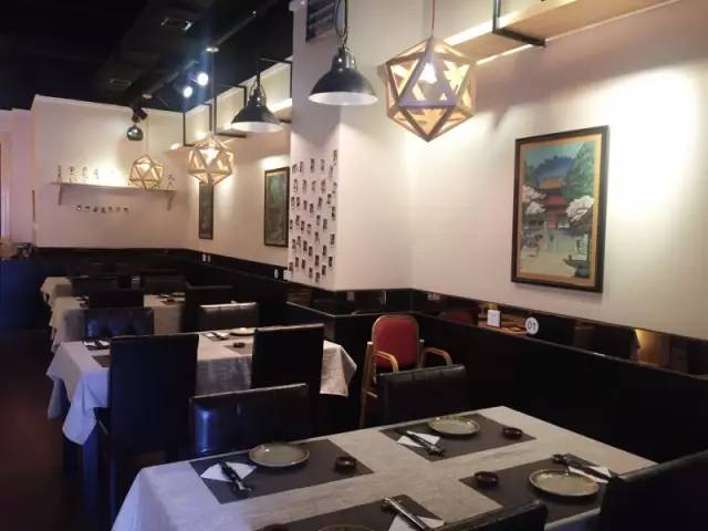 本地独家岛国跪式服务餐厅，青涩女仆等你来撩