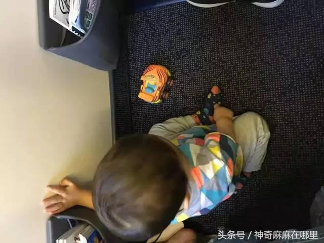 一个人带婴儿坐飞机有不便吗,带娃坐飞机会疯吗