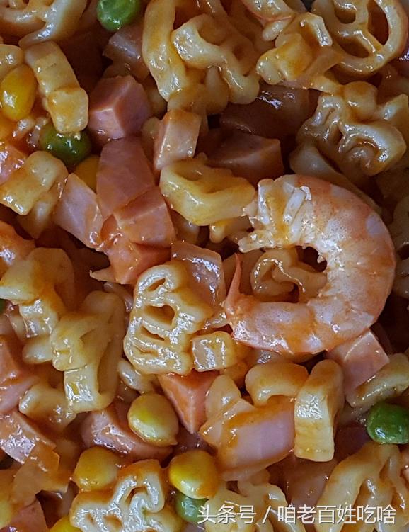 在出租屋用报纸、海报垫着桌子吃饭，我也依然要让自己吃好