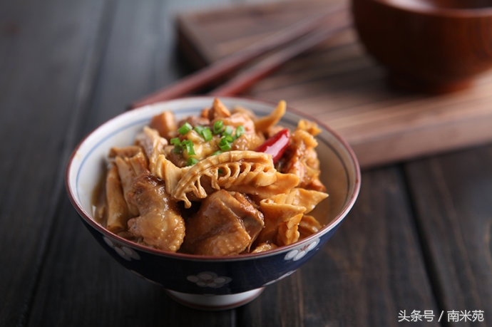 笋干经过这样处理烧肉才会好吃,浙江笋干梅干菜烧肉的家常做法