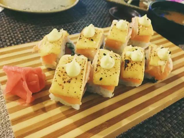 本地独家岛国跪式服务餐厅，青涩女仆等你来撩