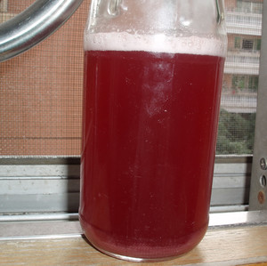 准备保存自酿葡萄酒时,发现还在冒泡,这时可以保存吗,如何处理