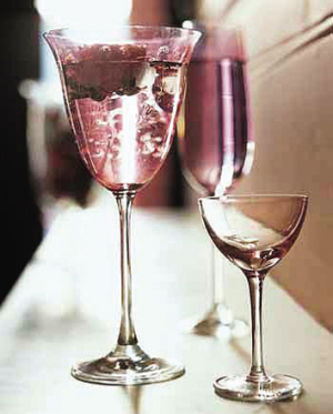 准备保存自酿葡萄酒时,发现还在冒泡,这时可以保存吗,如何处理