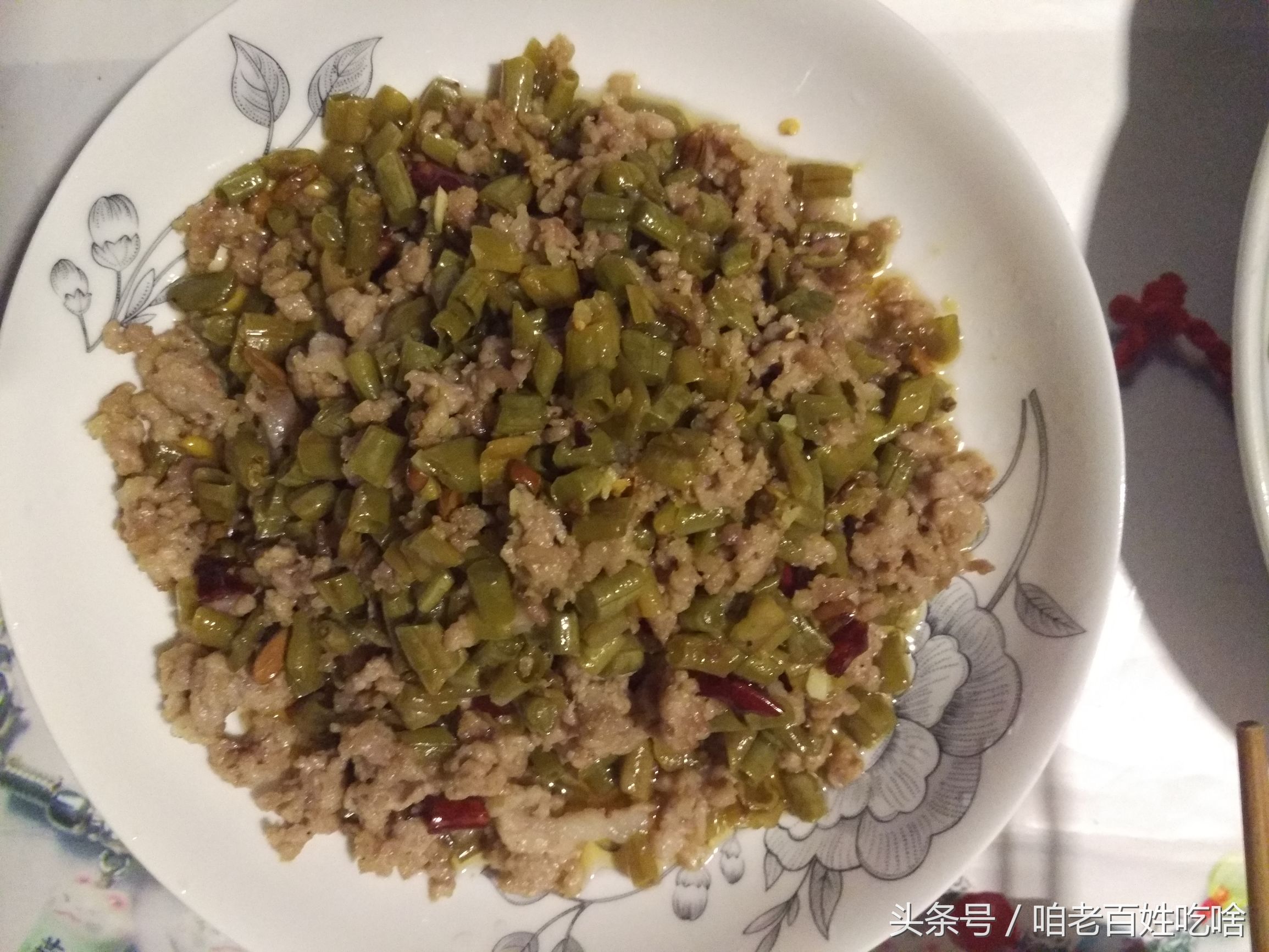 在出租屋用报纸、海报垫着桌子吃饭，我也依然要让自己吃好