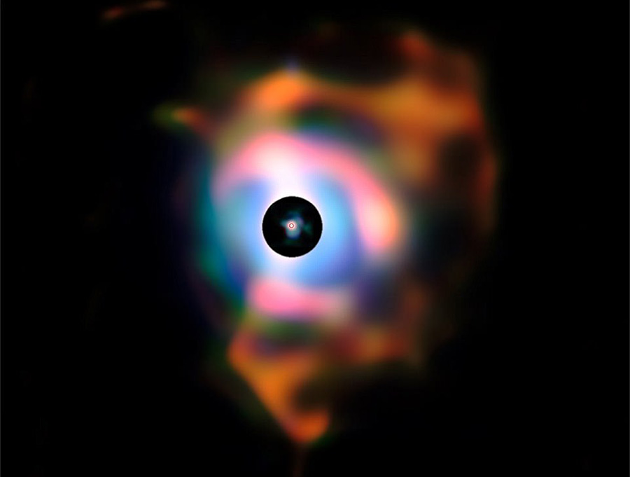 它是太阳的900倍大，将在100万年内爆炸成超新星，还好离地球不近