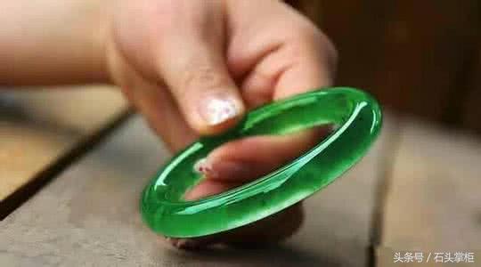 如何拿手镯不会摔,怎样拿手镯不疼