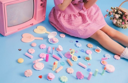 以童年娃娃屋为灵感！收藏指数爆表的“3CE”美妆狂牌系列