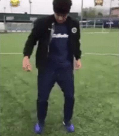 GIF-他不晒自拍、不晒女友，唯晒球技！最后惊天一晒打几分？