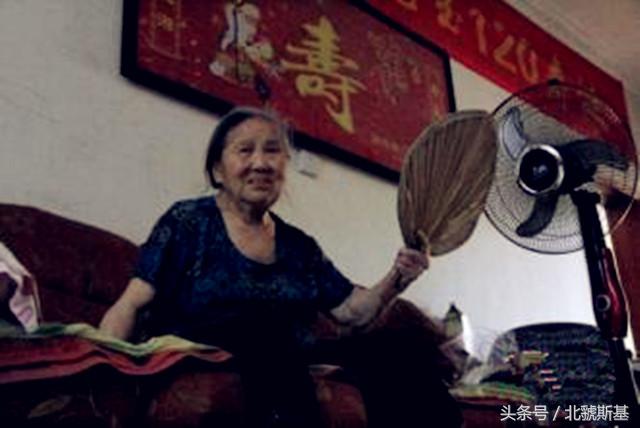 安康农村老母亲一把小小的粽叶扇子,却是不可多得的“消暑神器”