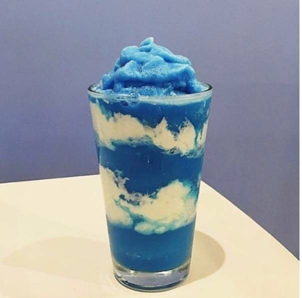 韩国Blue Blues咖啡馆的蓝天奶昔，人人都爱举着拍照