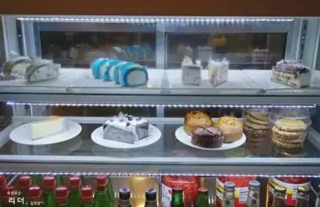 韩国Blue Blues咖啡馆的蓝天奶昔，人人都爱举着拍照