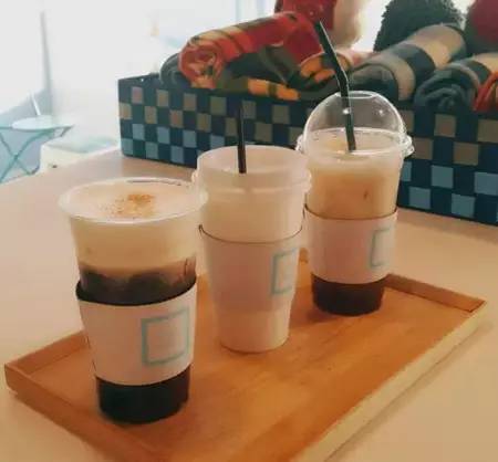 韩国Blue Blues咖啡馆的蓝天奶昔，人人都爱举着拍照