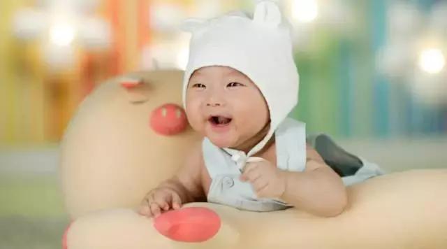 到底要不要给孩子吃牛初乳粉,益生菌牛初乳帮助孩子肠道易吸收