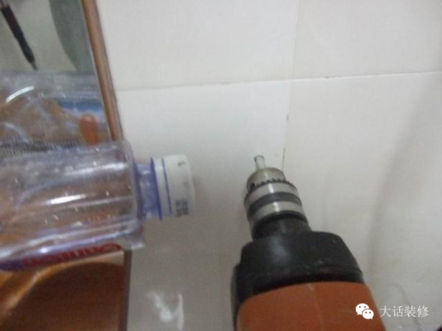 瓷砖打孔怎么打才不会开裂？师傅教我的方法百试百灵