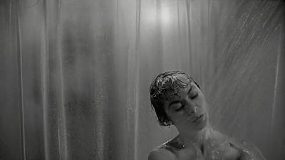 45秒美女沐浴戏拍7天,这部精分神作碾压99%的恐怖片