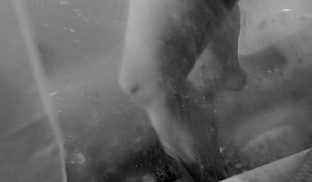 45秒美女沐浴戏拍7天,这部精分神作碾压99%的恐怖片