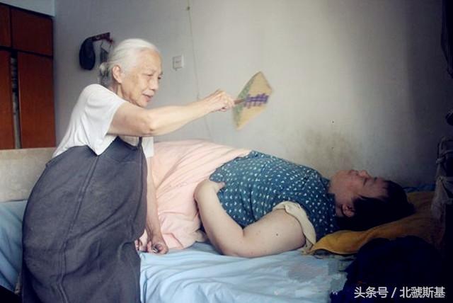 安康农村老母亲一把小小的粽叶扇子,却是不可多得的“消暑神器”