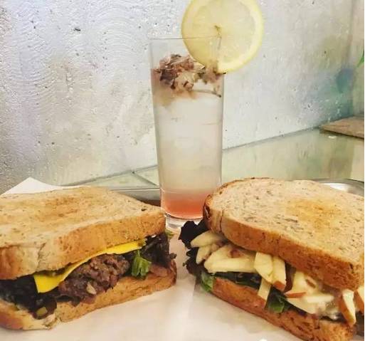 韩国Blue Blues咖啡馆的蓝天奶昔，人人都爱举着拍照