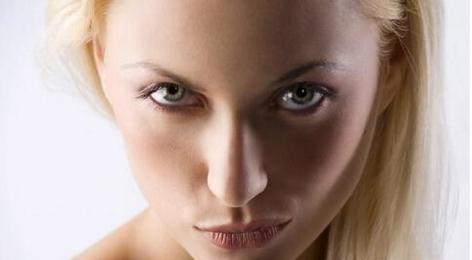 素颜霜为什么越涂越白,素颜霜突然湿哒哒的怎么回事