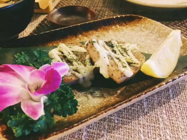 本地独家岛国跪式服务餐厅，青涩女仆等你来撩