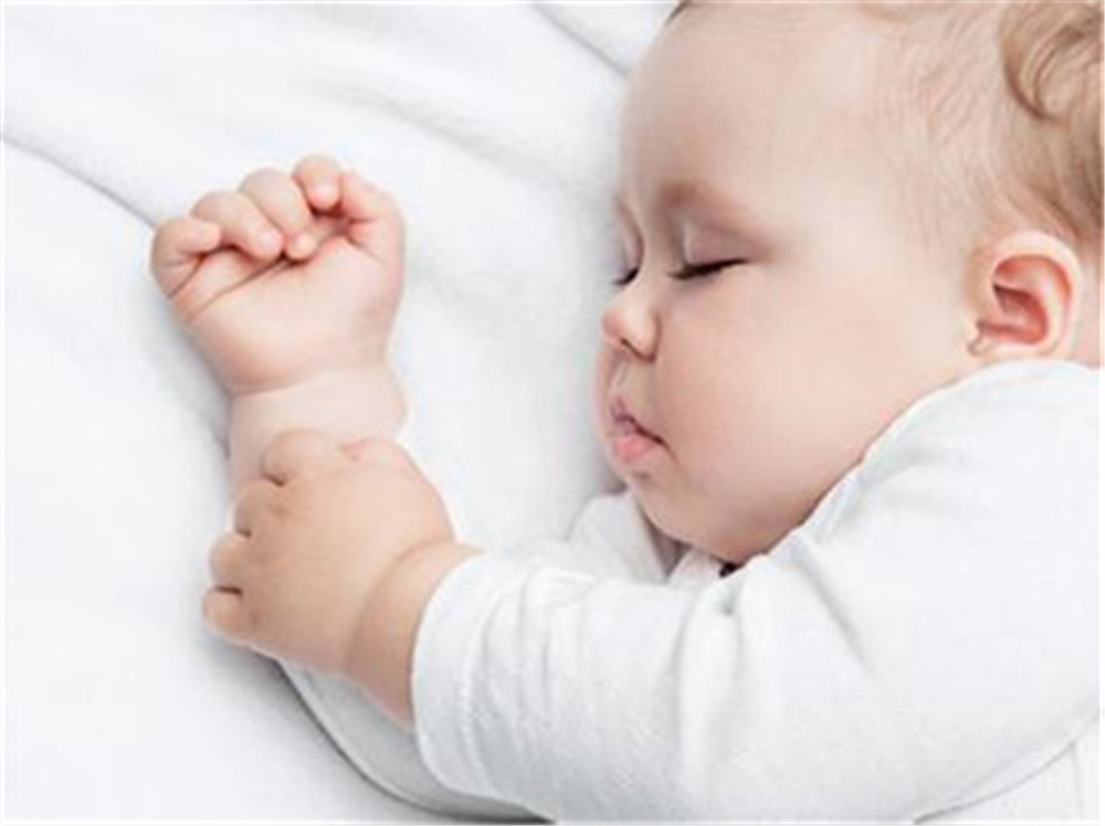 四月宝宝头型睡偏了还能纠正吗,婴儿头型睡偏了几个月纠正来得及