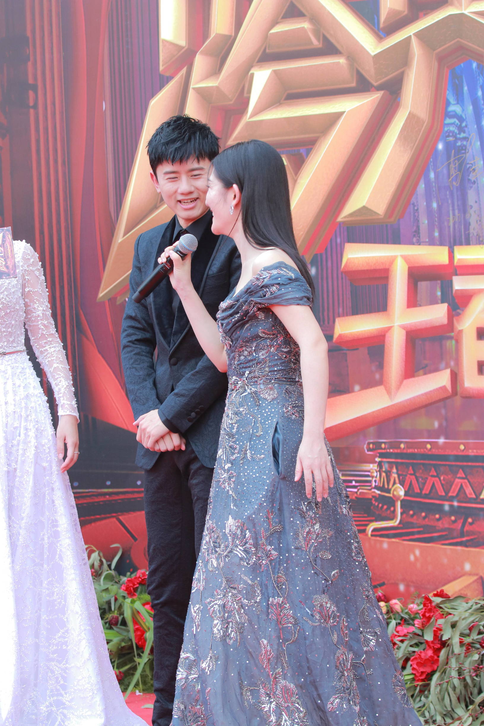 谢娜秒穿人鱼裙,谢娜礼服乘风破浪