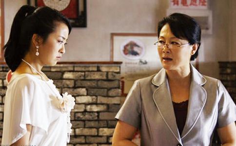 婆婆过生日，两儿媳商量送礼物，不料大儿媳临时变卦，惹得二儿媳被婆婆说小气鬼