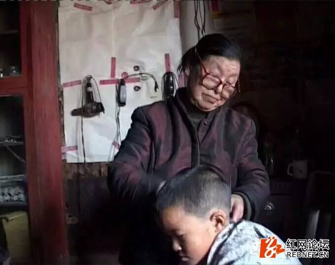 安化一老街居然藏了一位80岁绝美女理发师!