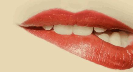 涂了个口红男友好像很喜欢,涂了口红男人很想亲