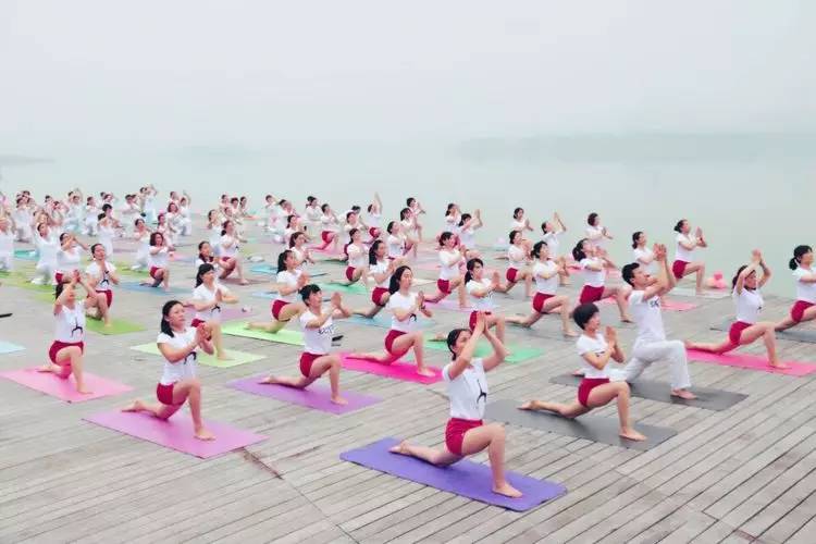 美翻了！数百人齐秀瑜伽，“绘”成宛陵湖畔最美风景！