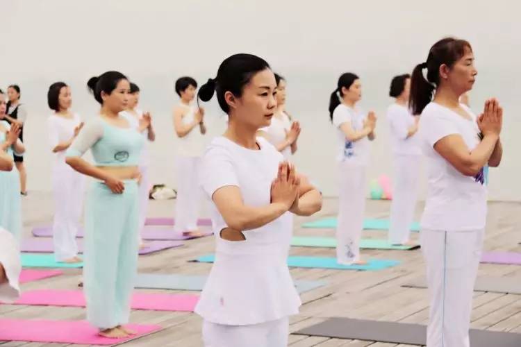 美翻了！数百人齐秀瑜伽，“绘”成宛陵湖畔最美风景！