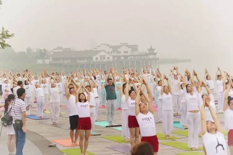 美翻了！数百人齐秀瑜伽，“绘”成宛陵湖畔最美风景！