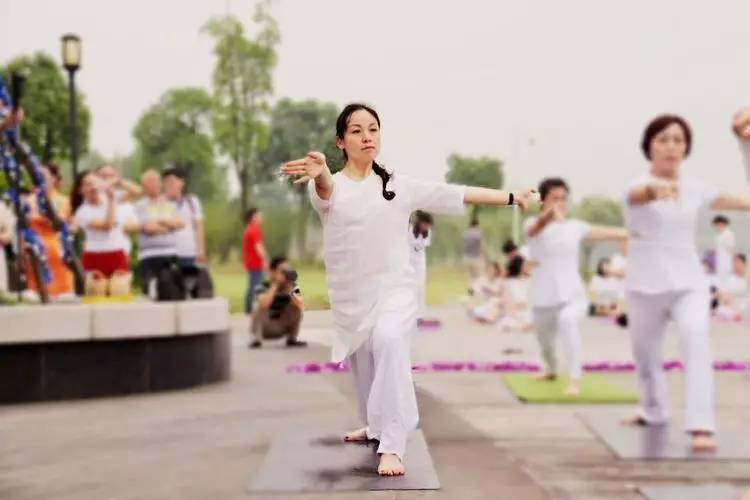 美翻了!数百人齐秀瑜伽,“绘”成宛陵湖畔最美风景!