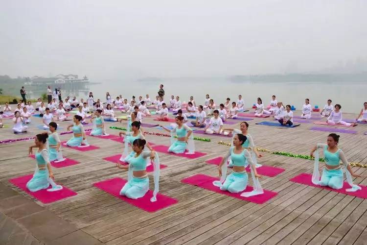 美翻了！数百人齐秀瑜伽，“绘”成宛陵湖畔最美风景！
