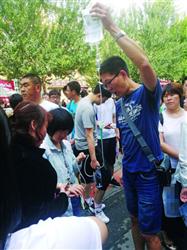 沈阳：胆结石疼两天没睡好一边输液一边考试