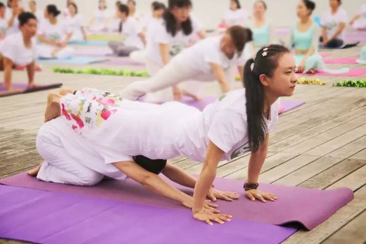 美翻了!数百人齐秀瑜伽,“绘”成宛陵湖畔最美风景!