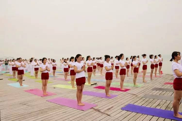 美翻了！数百人齐秀瑜伽，“绘”成宛陵湖畔最美风景！