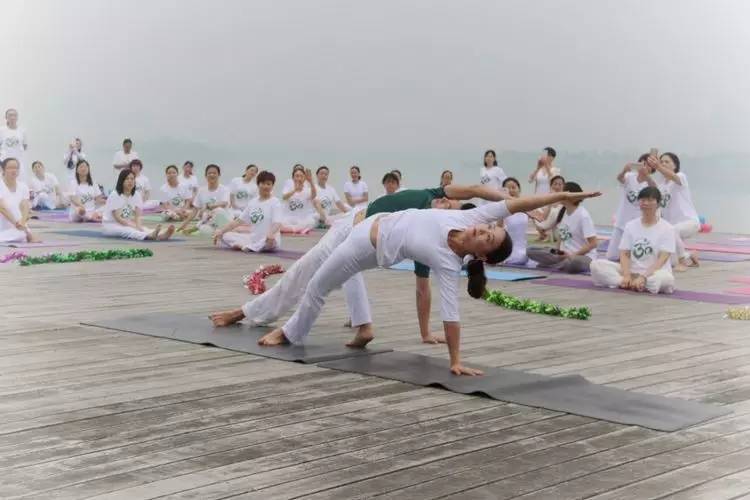 美翻了！数百人齐秀瑜伽，“绘”成宛陵湖畔最美风景！