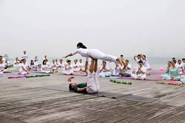 美翻了!数百人齐秀瑜伽,“绘”成宛陵湖畔最美风景!